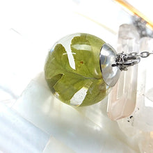 Cargar imagen en el visor de la galería, {{ shop_elviajedelaslobas }} {{ joyería_botánica}} {{ joyería_artesanal}} {{ joyas_naturales }} {{ amuletos_botánicos}}
